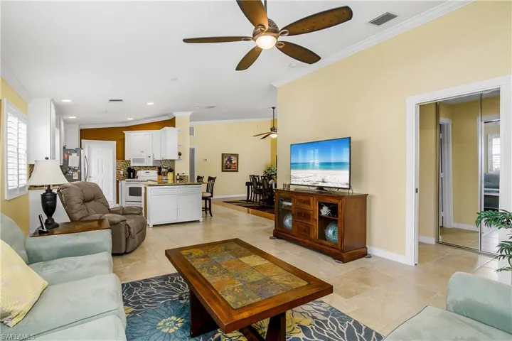 Extended Capri offers plenty of room for distinct sitting/ working areas