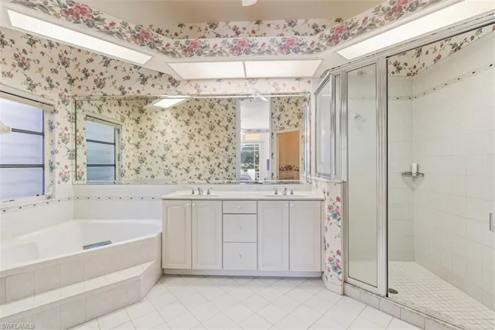 Double sinks & jetted bathtub