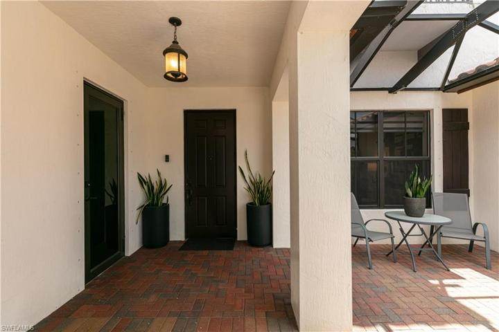 In-laws Quarter Room to the left