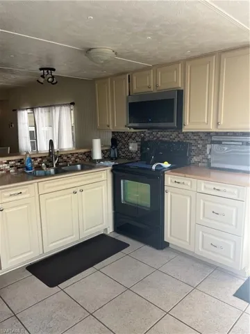 3115  Mercury  LN, North Fort Myers, FL 33903