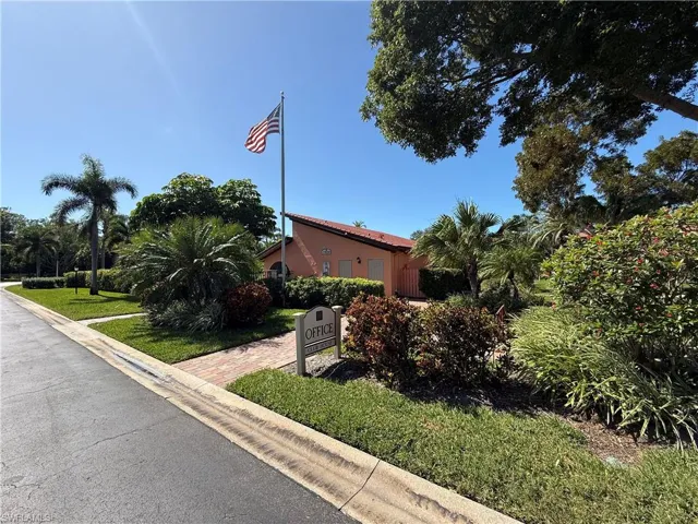 View of front facade featuring a front yard