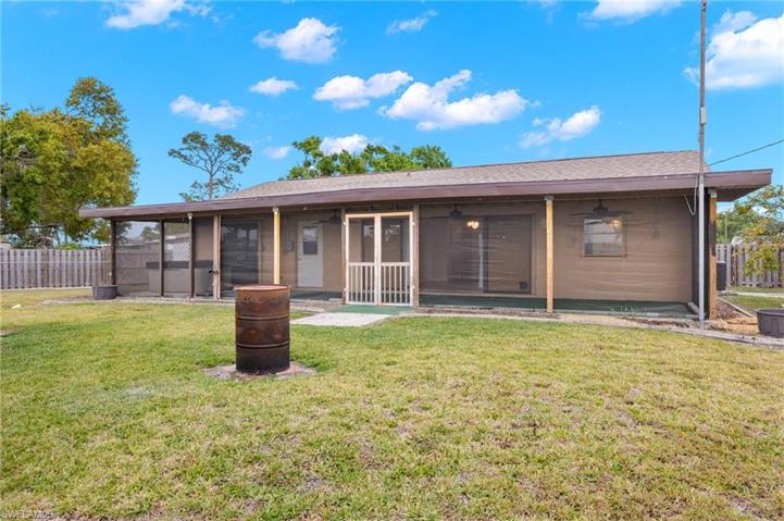 381  Lakeview  DR, North Fort Myers, FL 33917
