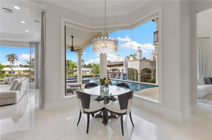 Breakfast nook with frameless glass