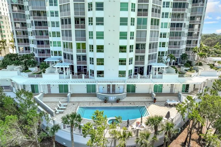 Grande Excelsior building pool