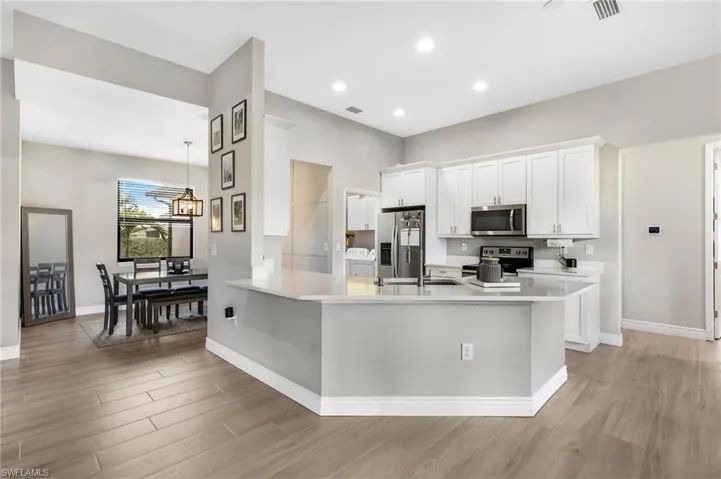 KITCHEN WITH WRAP-AROUND BREAKFAST BAR