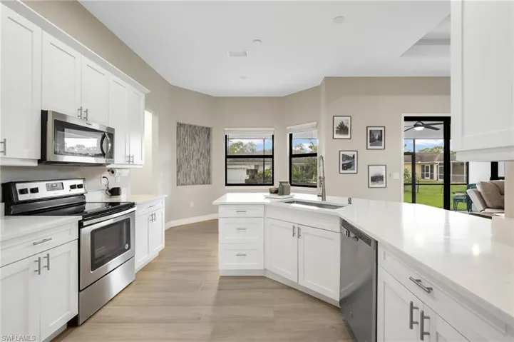 KITCHEN WITH STAINLESS STEEL APPLIANCES