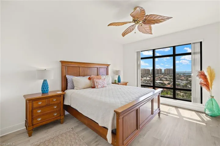 Master bedroom with amazing views!!