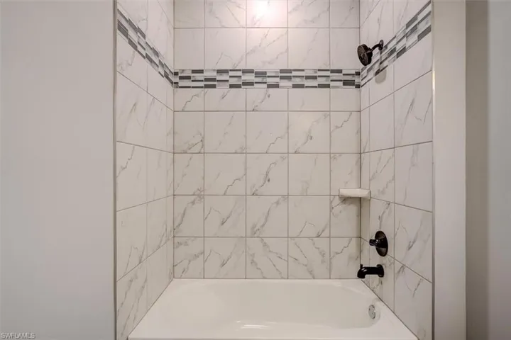Bathroom with tiled shower / bath combo