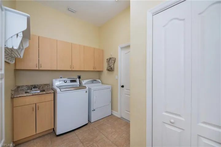 Full size laundry room