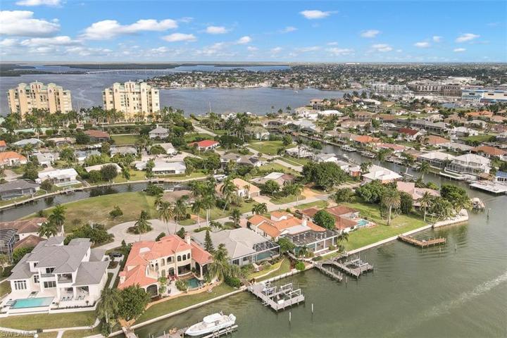 1076  Old Marco  LN, MARCO ISLAND, FL 34145