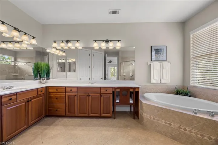 Master bath w/dual sinks, large soaking tub