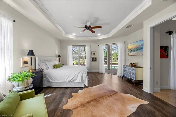 Large master bedroom w/lanai access