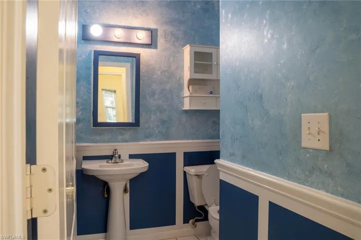 main level bath with a walkin shower