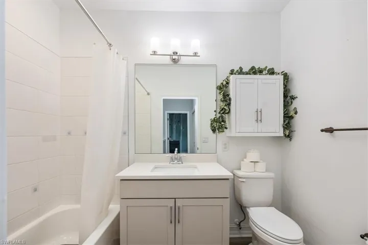 7320  Rockefeller  DR, Naples, FL 34119