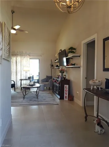 Living room with a high ceilings