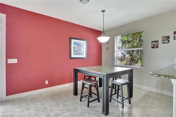 Casual eat-in-area by kitchen