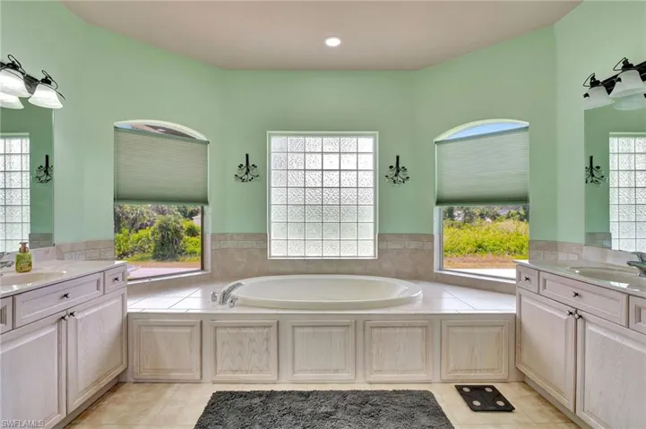 Big Master Bath - jetted tub & 2 sinks