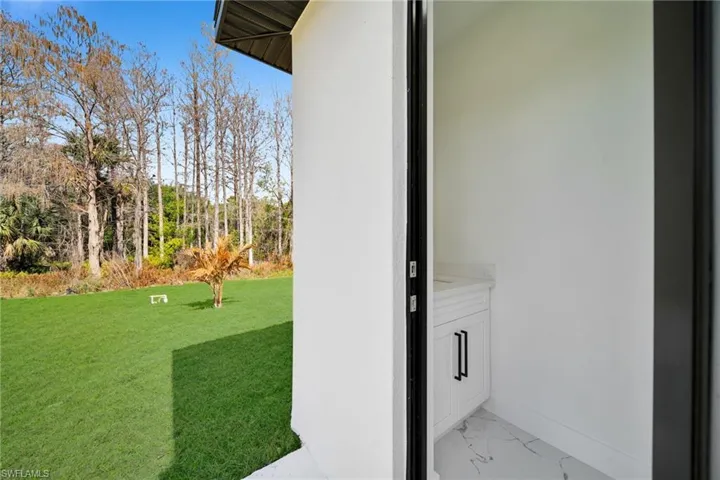 View of grassy yard