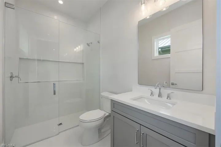 Bathroom 2 (en suite)