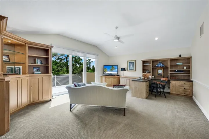 Spacious BR w. Walk-in Closet & Balcony