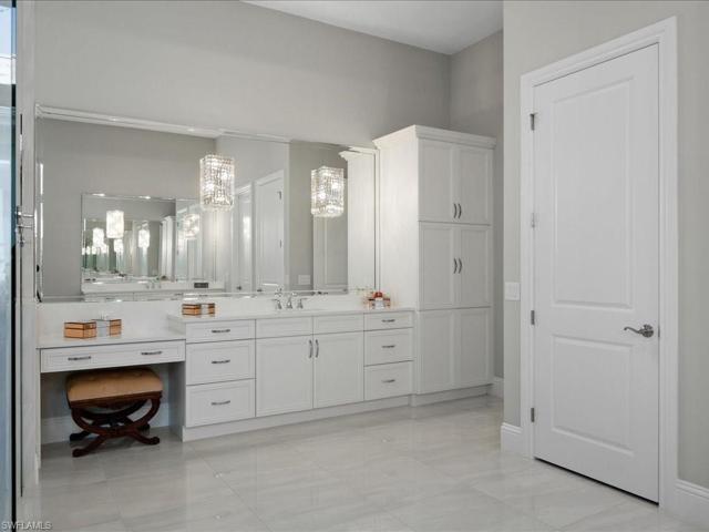 Master Bathroom W/ Vanity Seat