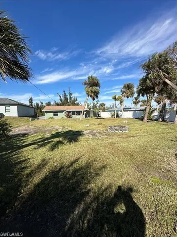 View of grassy yard
