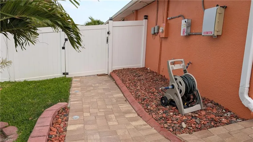 2907 Nw 5th Pl, Cape Coral, Florida 33993