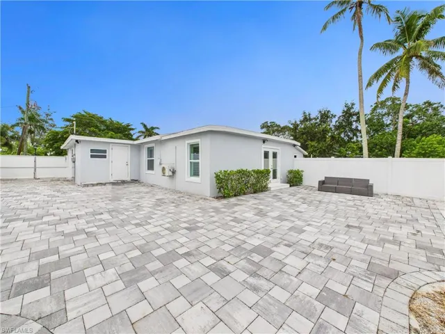 567 13th St N, Naples, Florida 34102