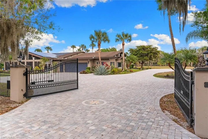 620 Fort Thompson Ave, Labelle, Florida 33935