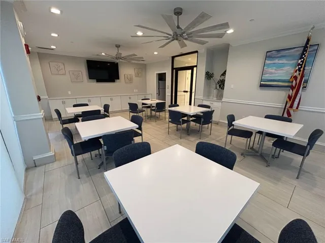 Dining room featuring ornamental molding, light wood-style flooring, recessed lighting, and ceiling fan