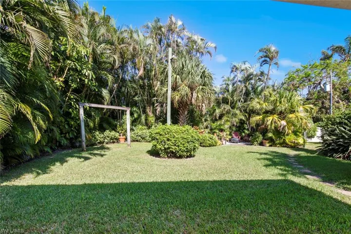 Left side yard open for lots of play