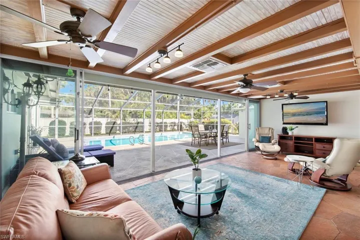 Open the Pocket Sliders and you'll enjoy the Florida lifestyle living!