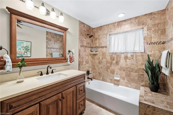 Full guest bath with tub