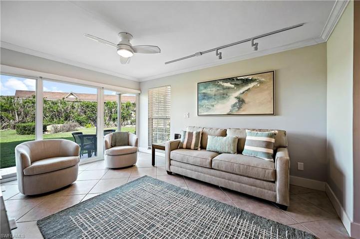 Tastefully decorated Living Room w Sleeper Sofa