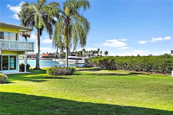 You can see boats passing by from the living room, from the bedroom, and from the patio of this great Ville De Marco condominium~