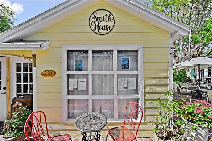One of the excellent restaurants in walking distance serves Breakfast & Lunch