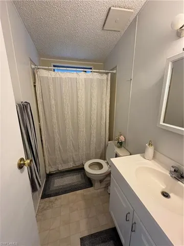 Bathroom 1 with Tub/shower combination