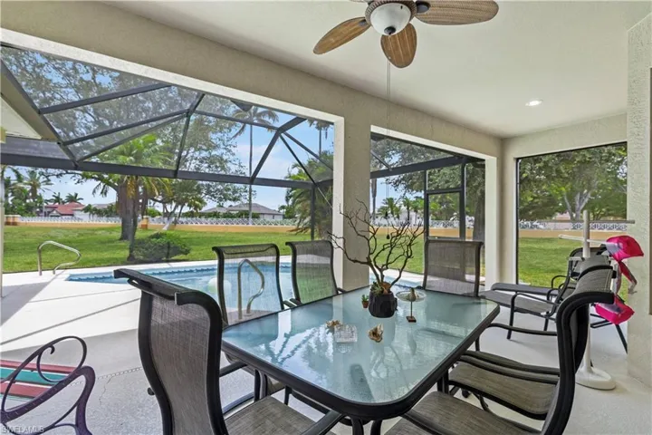 Sunroom / solarium with ceiling fan