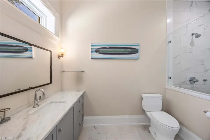 Middle bedroom ensuite bathroom.