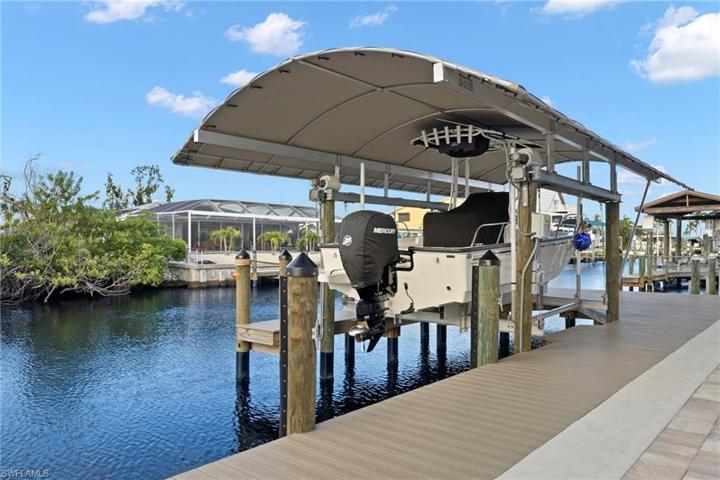 Come sail away - easy in and out access from the waters, a deep canal and perfectly named - the Manatee Canal is full of active wildlife, particulary manatees and dolphins.  A nature wonderland - both land and water.