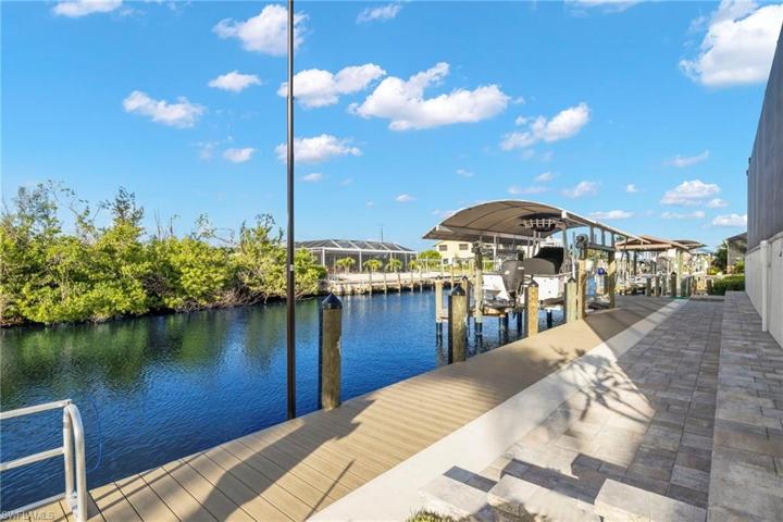 This captains walk covers the entire length of the property and as an added bonus, the Sellers built an additional living space to maximize the outdoor use!  Only 7 homes away from Manatee Bay and open water - this offers easy access to the islands and fishing paradise that surround us!