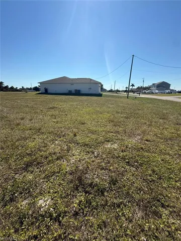 View of grassy yard