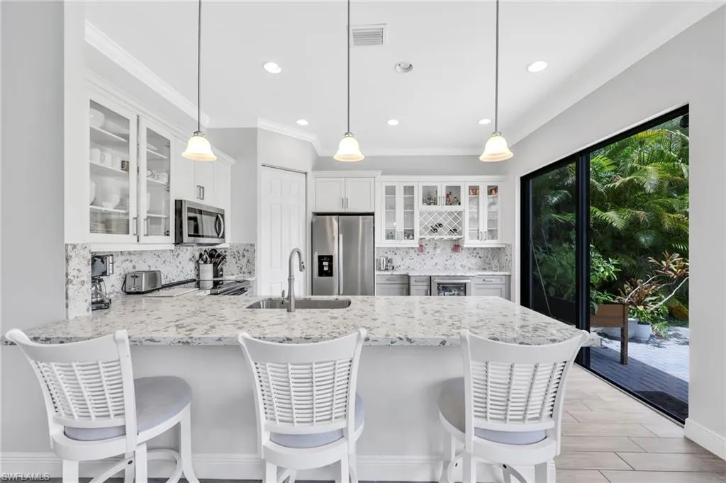 8847 Madrid CIR, Naples, FL 34104,225063405