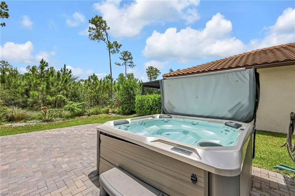 8847 Madrid CIR, Naples, FL 34104,225063405