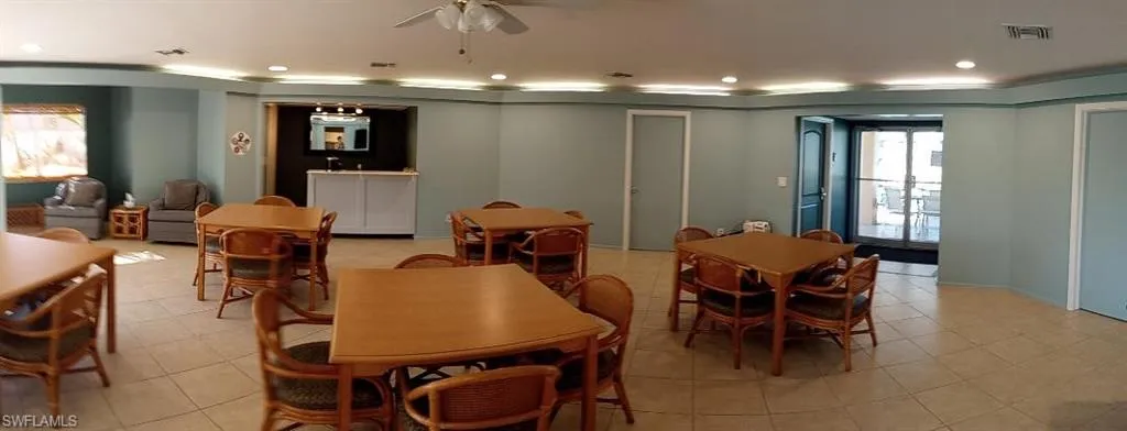 Clubhouse w/bar, kitchen & restrooms