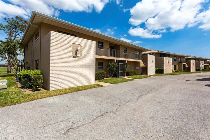 4 unit building