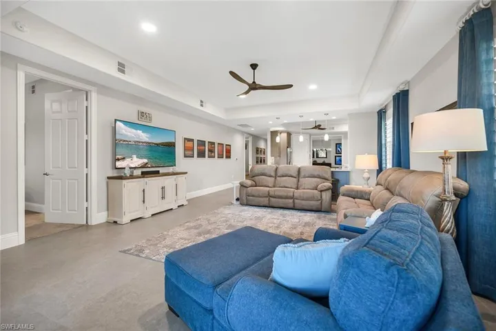 6433  Legacy  CIR, Naples, FL 34113