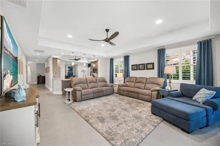 6433  Legacy  CIR, Naples, FL 34113