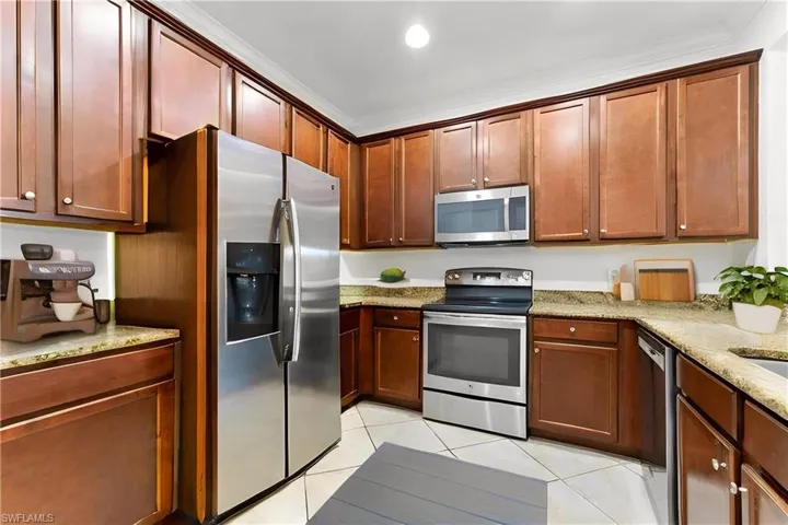VIRTUALLY STAGED KITCHEN