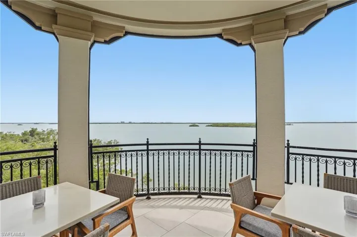 Outdoor Dining at The Colony Bay Club